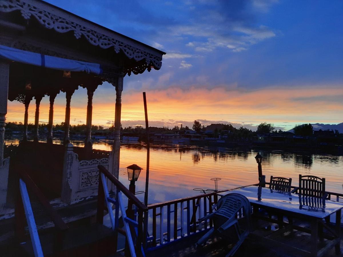 Chicago Group Of Houseboats Otel Srīnagar Dış mekan fotoğraf